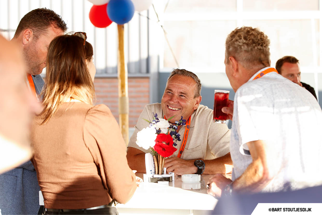 Groep gasten aan een statafel met ballonnen tijdens Gangboordpraat bij De Waal