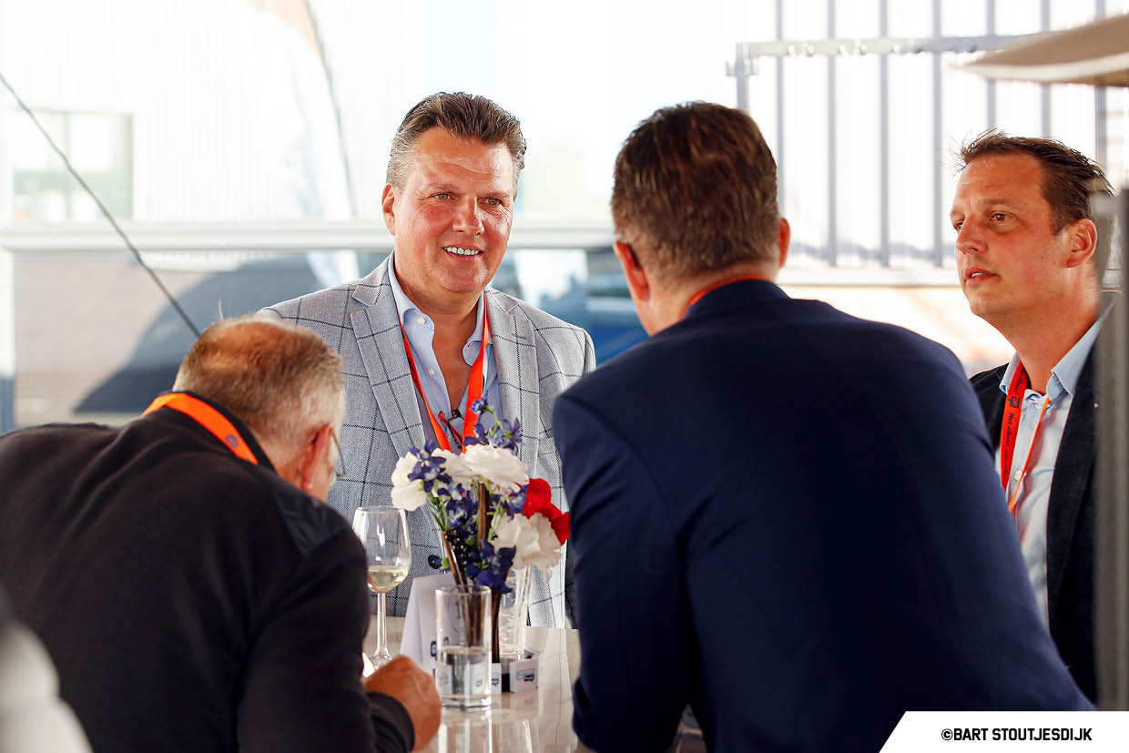 Vier mannen praten bij een statafel tijdens de netwerkborrel van Gangboordpraat