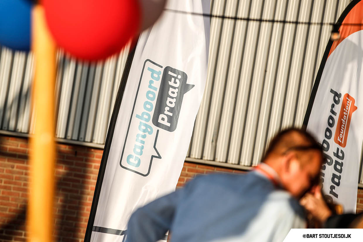 Vlaggen met de tekst Gangboord Praat voor de loods van Scheepswerf De Waal