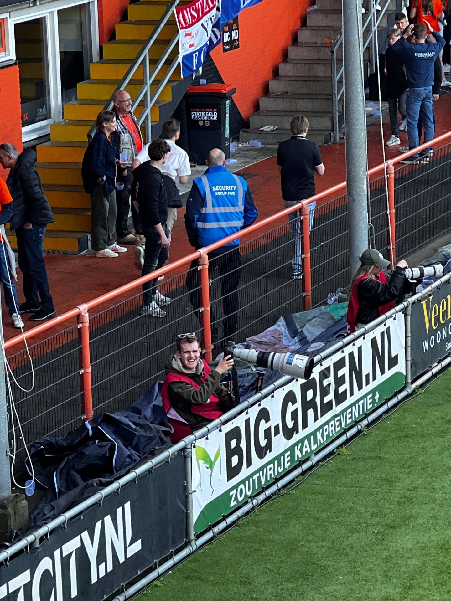 Bart Stoutjesdijk aan het werk als sportfotograaf langs het voetbalveld