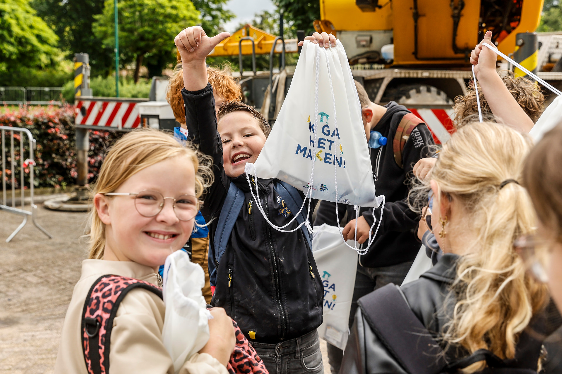 Kinderen ontvangen een tas tijdens een evenement
