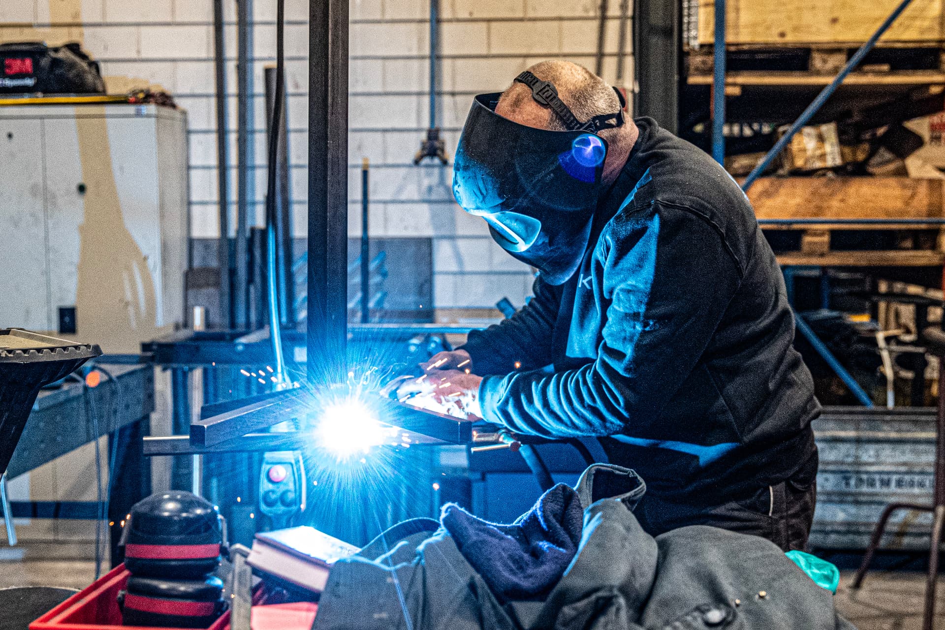 Lasser aan het werk in een werkplaats