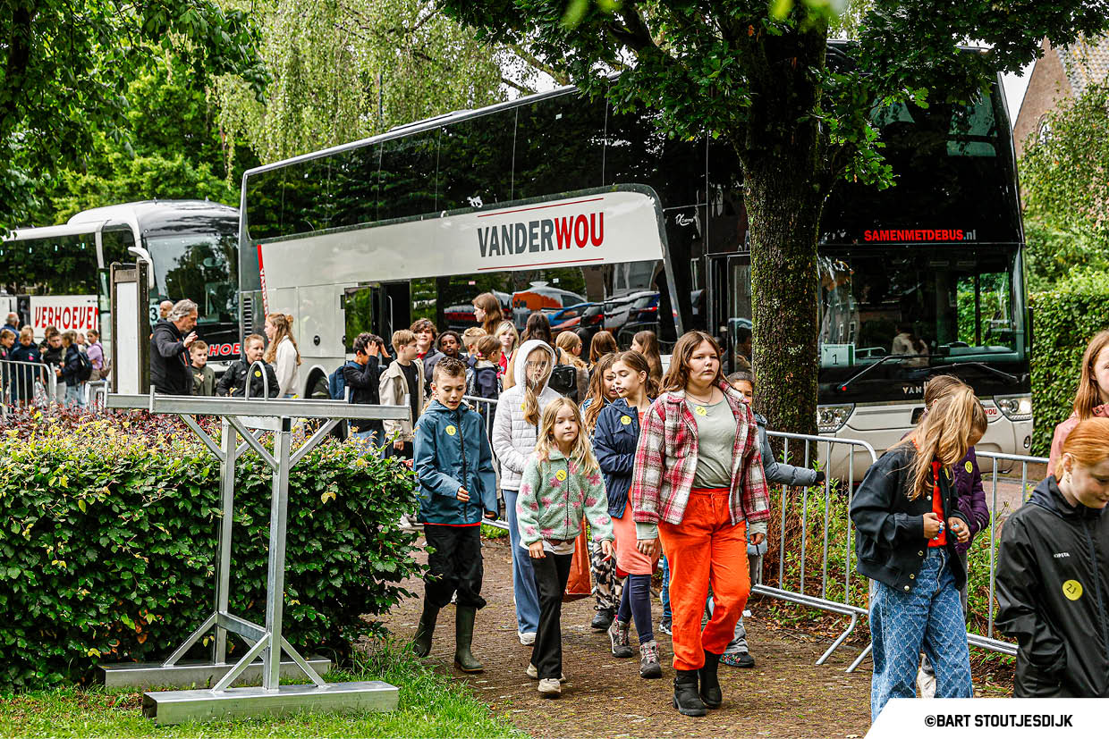 Scholieren stappen uit de bus bij de Onderwijsdag van de bouw in Almkerk