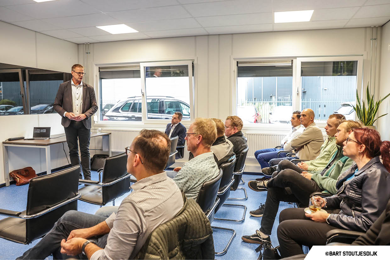 Bezoekers luisteren naar een presentatie tijdens de Scania Drivedays